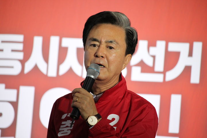 [천안=뉴시스] 최영민 기자=김태흠 충남도지사 후보가 12일 충남 천안시 백석동 자신의 선거사무소에서 열린 충남도당 필승결의대회에 참석했다. 2026.05.12 ymchoi@newsis.com *재판매 및 DB 금지