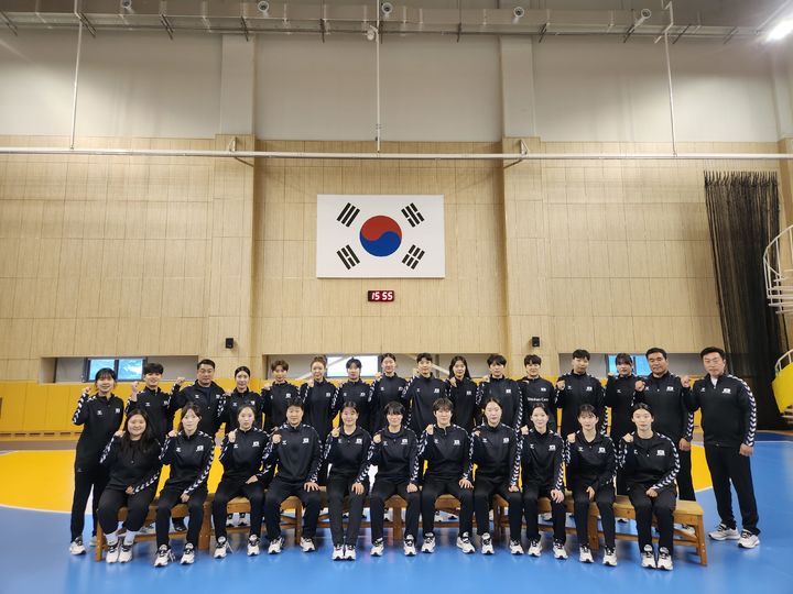 [서울=뉴시스] 이계청 감독이 이끄는 한국 여자 핸드볼 대표팀. (사진=대한핸드볼협회 제공) *재판매 및 DB 금지