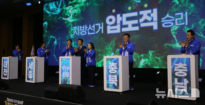 [청주=뉴시스] 서주영 기자 = 12일 충북 청주시 엔포드호텔에서 열린 6·3지방선거 더불어민주당 대전·세종·충북·충남 공천자대회에서 정청래 대표와 충청권 광역단체장·국회의원 재보궐 선거 예비후보들이 카운트 다운 퍼포먼스를 하고 있다. 2026.05.12. juyeong@newsis.com