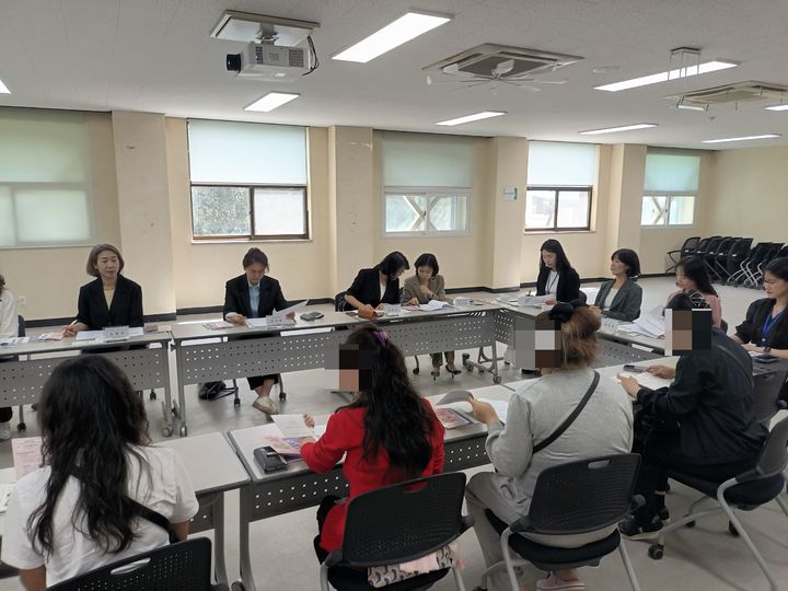 [서울=뉴시스] 지난 8일 양육비이행관리원이 부산에서 '찾아가는 이용자 간담회'를 개최하고 있다. (사진=양육비이행관리원 제공) 2026.05.12. photo@newsis.com *재판매 및 DB 금지