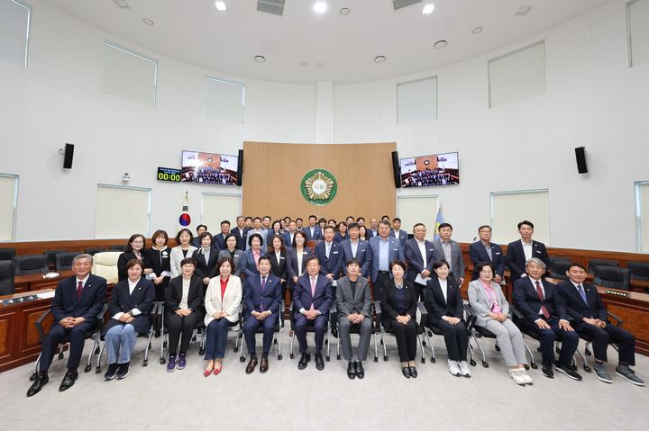 [고성(경남)=뉴시스] 신정철 기자= 경남 고성군의회는 지난 11일, 제309회 임시회 제2차 본회의를 끝으로 제9대 고성군의회 마지막 일정을 머무리했다. 사진은 제9대 고성군의회 마지막 일정 마무리 기념사진 모습.(사진=고성군의회 제공).2026.05.12. photo@newsis.com *재판매 및 DB 금지