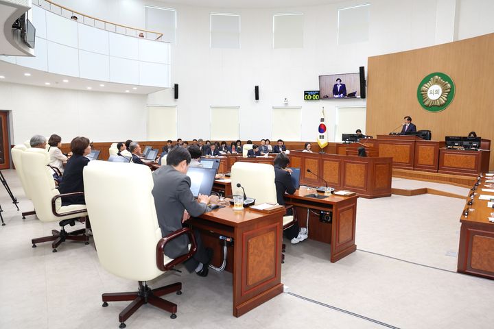 [고성(경남)=뉴시스] 신정철 기자= 경남 고성군의회는 지난 11일, 제309회 임시회 제2차 본회의를 끝으로 제9대 고성군의회 마지막 일정을 머무리했다.사진은 고성군 민생지원금 지급 조례안 통과 등 17건의 안건을 모두 원안가결하고 있는 제309회 임시회 제2차 본회의장 모습.(사진=고성군의회 제공).2026.05.12. photo@newsis.com *재판매 및 DB 금지