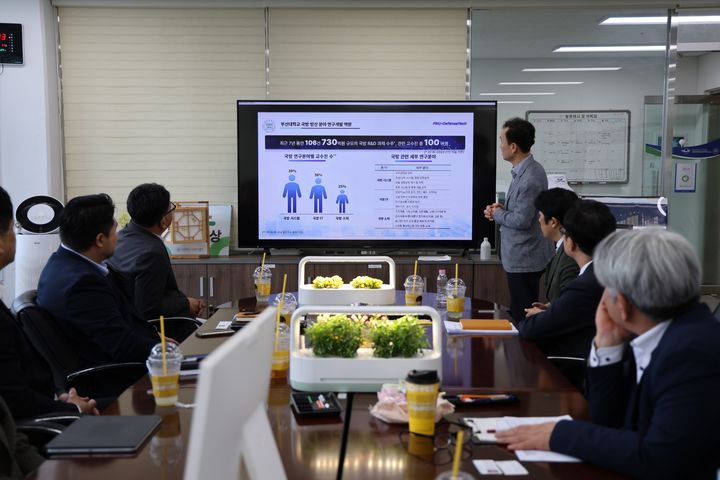 [부산=뉴시스] 부산과학기술고등교육진흥원과 부산대 국방기술연구센터 관계자가 11일 센터에서 지역 국방산업 협력 방안 등에 대해 이야기 나누고 있다. (사진=부산과학기술고등교육진흥원 제공) 2026.05.12. photo@newsis.com *재판매 및 DB 금지