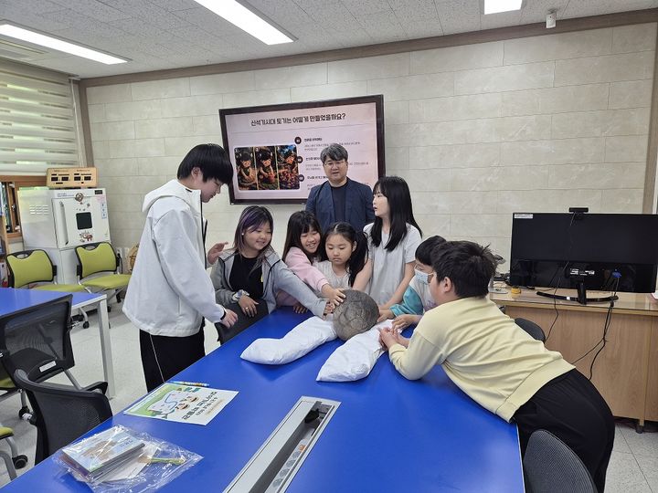 [통영=뉴시스] 신정철 기자= 통영시립박물관은 박물관 방문이 어려운 섬 지역 초등학교, 지역아동센터, 복지시설 등의 학생들을 위해 문화교육 프로그램 '찾아가는 박물관'을 5월부터 7월까지 운영한다고 12일 밝혔다.사진은 '찾아가는 박물관' 운영 모습.(사진=통영시 제공).2026.05.12. photo@newsis.com *재판매 및 DB 금지