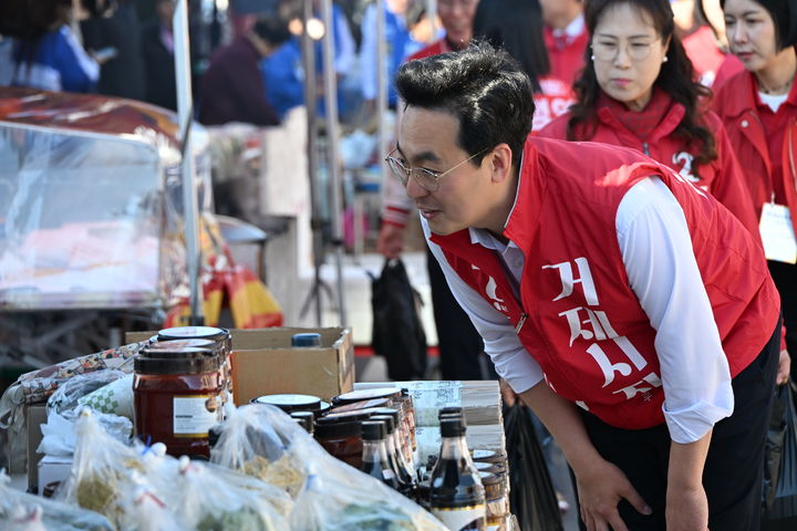 [거제=뉴시스] 신정철 기자= 경남 거제시장 선거 국민의힘 김선민 후보가 12일, 초·중·고등학생 자녀를 둔 가정을 대상으로 자녀 1인당 최대 50만 원 규모의 ‘거제 자녀 교육지원금’ 지급 추진 계획을 발표했다.사진은 김선민 후보의 거리 인사 모습.(사진=김선민후보선대본 제공).2026.05.12. photo@newsis.com *재판매 및 DB 금지