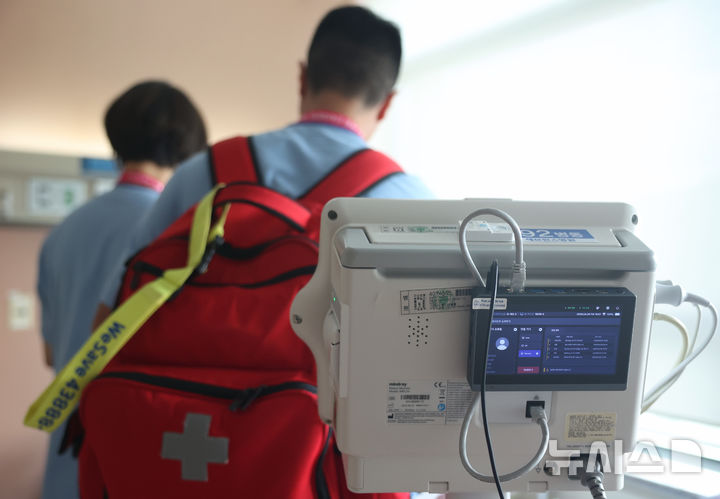 [서울=뉴시스] 의료기기에 부착된 미들웨어로, 측정 데이터를 프리즘으로 전송하는 기기. (사진= 세브란스병원 제공)