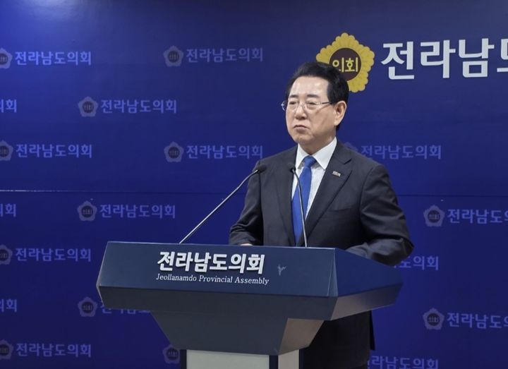 [무안=뉴시스] 구용희 기자 = 김영록 전 민주당 전남광주통합특별시장 후보가 12일 오후 전남도의회에서 민주당의 6·3 지방선거 승리와 함께 하겠다는 취지의 기자회견을 갖고 있다. 2026.05.12. persevere9@newsis.com *재판매 및 DB 금지