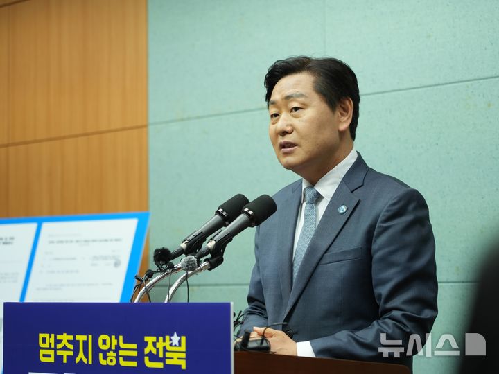 [전주=뉴시스] 무소속 김관영 전북도지사 예비후보가 전북특별자치도의회에서 기자회견을 하고 있다. *재판매 및 DB 금지