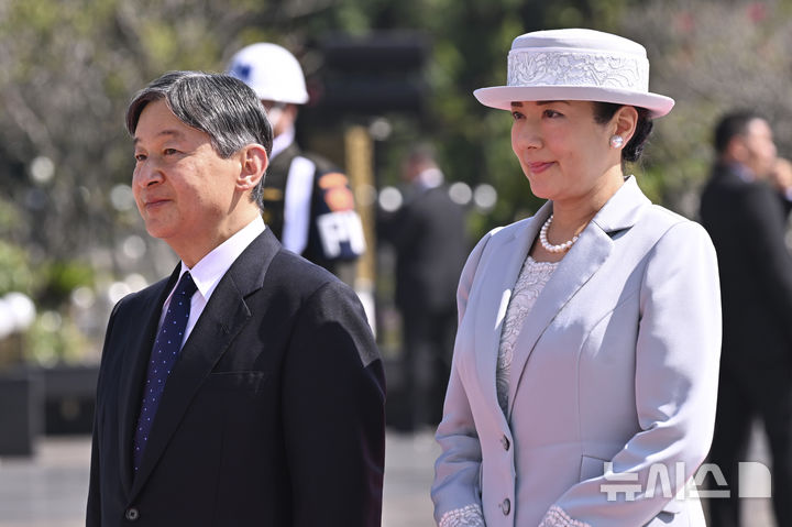[자카르타=AP/뉴시스] 31일 아사히신문 등 현지 언론에 따르면 ﻿나루히토(徳仁) 일왕 부부가 일본 구마모토현을 강타한 지진으로 희생된 사람들을 애도하고 피해 주민들에게 위로의 뜻을 전했다. 사진은 2023년 6월 인도네시아 자카르타 칼리바타 영웅묘지에서 열린 헌화식에 참석한 일왕 부부의 모습. 2026.07.31.