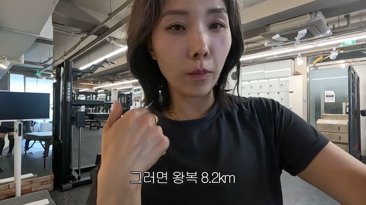 [서울=뉴시스] 지난 8일 신봉선은 자신의 유튜브 채널 영상을 통해 운동 루틴과 식단을 소개했다. 신봉선은 왕복 8.2㎞의 거리를 도보로 이동했고, 식단으로 오이와 닭가슴살 스테이크를 섭취했다. (사진=신봉선 유튜브 채널 캡처)