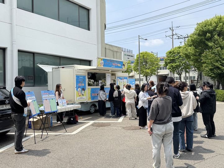 [세종=뉴시스] 한국산업단지공단은 12일 인천 남동국가산업단지 내 남동지식산업센터에서 '2026년 재난대응 안전한국훈련' 홍보와 산단 내 안전문화 확산을 위한 캠페인을 진행했다고 밝혔다. (사진=산단공 제공) 2026.05.12. photo@newsis.com *재판매 및 DB 금지