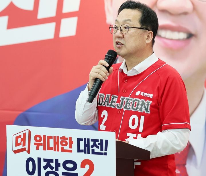 [대전=뉴시스] 조명휘 기자 = 이장우 국민의힘 대전시장 후보가 12일 둔산동 선거사무소에서 교육공약 등을 발표하고 있다. (사진= 이 후보 선대위 제공) 2026.05.12. photo@newsis.com *재판매 및 DB 금지