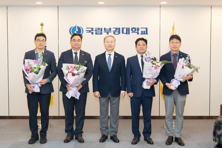 [부산=뉴시스] 국립부경대학교는 김철수 학생처장, 서성용 기획처장, 김찬중 연구지원처장, 박운익 대외협력처장 등 보직교수들이 12일 발전기금 3300만원을 배상훈 총장에게 전달했다고 밝혔다. (사진=부경대 제공) 2026.05.12. photo@newsis.com *재판매 및 DB 금지