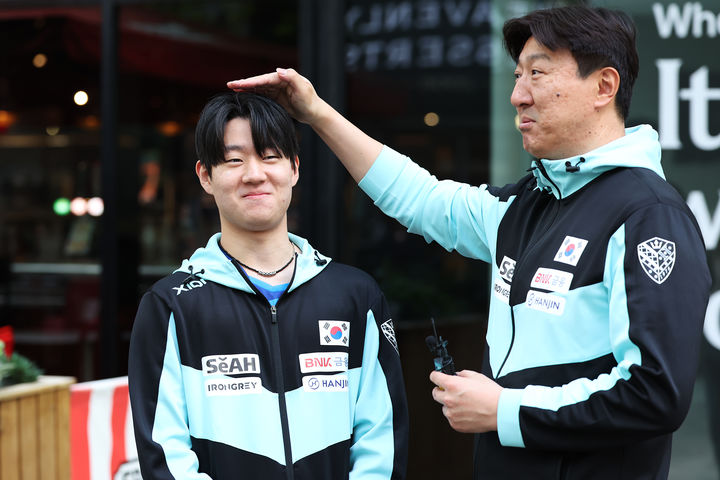 [서울=뉴시스] 오준성(왼쪽)과 오상은 남자 탁구 대표팀 감독. (사진=대한탁구협회 제공) 2026.05.09. *재판매 및 DB 금지