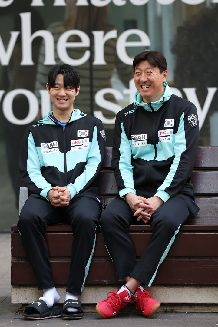 [서울=뉴시스] 오준성(왼쪽)과 오상은 남자 탁구 대표팀 감독. (사진=대한탁구협회 제공) 2026.05.09. *재판매 및 DB 금지