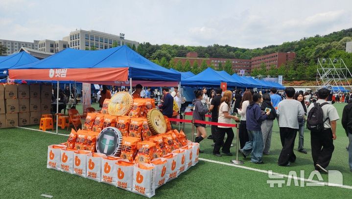 [서울=뉴시스]빗썸이 5월 전국 주요 대학 축제 기간에 맞춰 '캠퍼스 투어'를 진행한다고 12일 밝혔다. 사진은 각 대학 현장에서 진행된 행사 모습. (사진=빗썸 제공) 2026.05.12. photo@newsis.com 