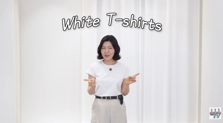 [서울=뉴시스] 스타일리스트 한혜연이 여름철 필수 아이템인 화이트 티셔츠의 스타일링에 대해 조언하고 있다. (사진 출처= 유튜브 채널 '슈스스TV' 캡처)