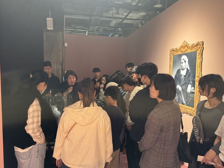 [울산=뉴시스] 울산 장생포 문화창고 개관 5주년 기념 특별 전시 '퀸즈컬렉션: 브리티시 로열 특별전'이 개막 한 달 만에 관람객 2만명을 넘어서며 흥행 돌풍을 일으키고 있다. (사진=울산 고래문화재단 제공) photo@newsis.com *재판매 및 DB 금지