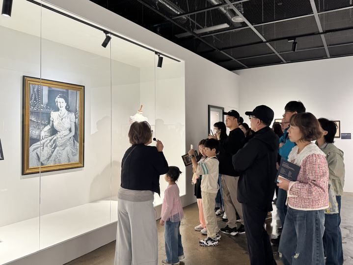 [울산=뉴시스] 울산 장생포 문화창고 개관 5주년 기념 특별 전시 '퀸즈컬렉션: 브리티시 로열 특별전'이 개막 한 달 만에 관람객 2만명을 넘어서며 흥행 돌풍을 일으키고 있다. (사진=울산 고래문화재단 제공) photo@newsis.com *재판매 및 DB 금지