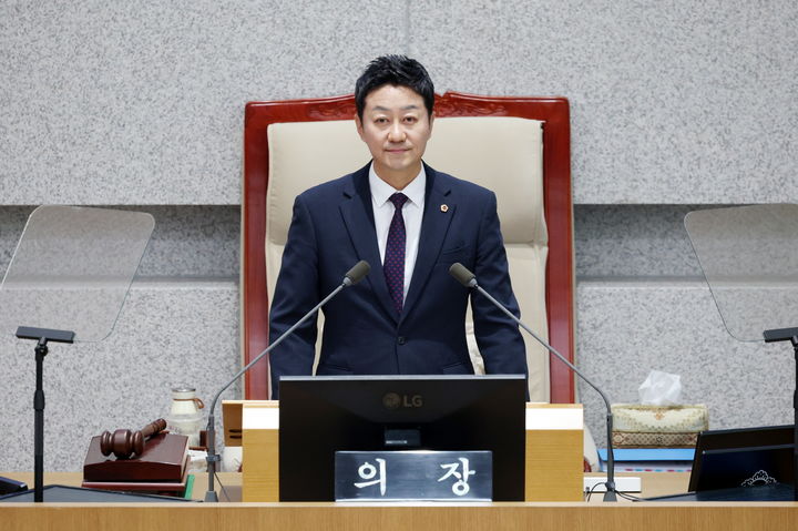 [수원=뉴시스] 김진경 경기도의회 의장이 12일 제390회 임시회 제1차 본회의를 진행하고 있다. (사진=경기도의회 제공) 2026.05.12. photo@newsis.com *재판매 및 DB 금지