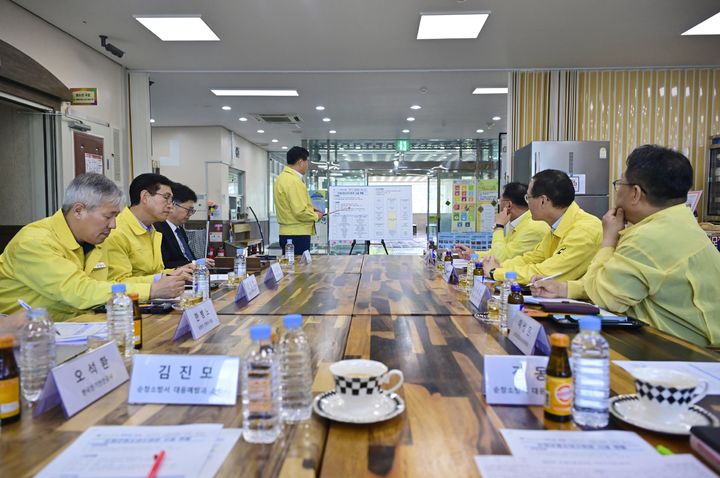 [순창=뉴시스] 전북 순창군은 '2026년 집중안전점검' 기간 중 김종훈 전북자치도 경제부지사가 직접 방문, 현장 안전점검을 시행했다고 12일 밝혔다. 김 부지사가 방문한 군 청소년수련원에 대한 관련 내용 브리핑이 이뤄지고 있다. (사진=순창군 제공) 2026.05.12. photo@newsis.com *재판매 및 DB 금지