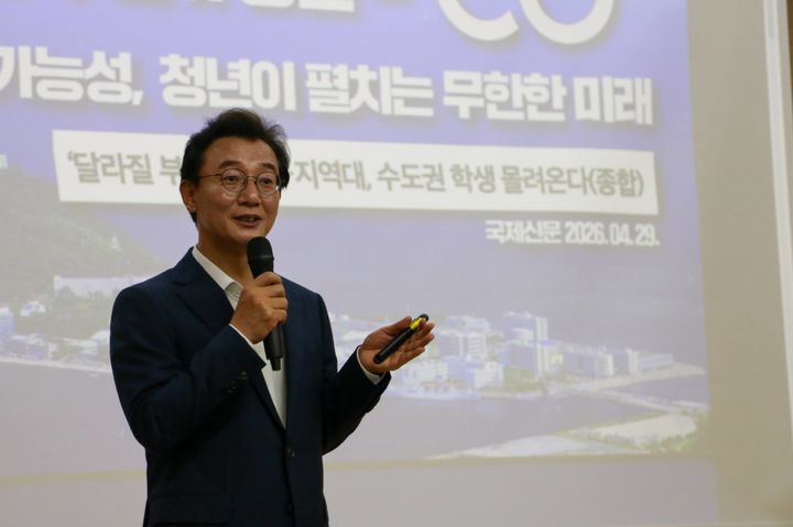 [부산=뉴시스] 전재수 더불어민주당 부산시장 후보가 12일 영도구 국립한국해양대학교를 찾아 '해양수도 부산' 비전을 공유하고 신입생을 대상으로 특별강연을 했다. (사진=전재수 선거대책위원회 제공) 2026.05.12. photo@newsis.com *재판매 및 DB 금지