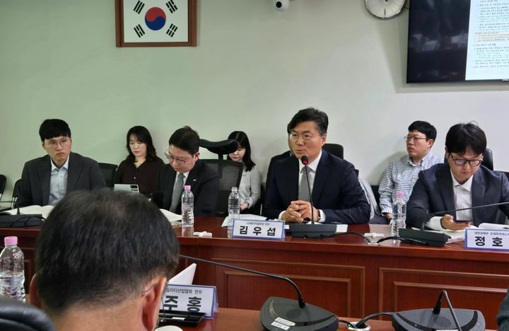 [서울=뉴시스] 김우섭 LG에너지솔루션 커뮤니케이션센터장(전무)이 12일 서울 여의도 국회에서 진행된 '전략산업의 경쟁력 강화를 위한 국내생산촉진세제 국회 토론회'에서 발언하고 있는 모습. (사진=LG에너지솔루션 제공) 2026.05.12 photo@newsis.com *재판매 및 DB 금지