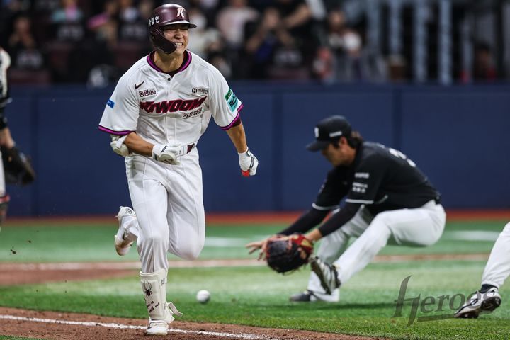 [서울=뉴시스] 프로야구 키움 히어로즈 이주형이 9일 서울 고척스카이돔에서 열린 2026 신한 쏠 KBO리그 KT 위즈와의 경기에서 1루로 달리고 있다. (사진=키움 히어로즈 제공) 2026.05.09. *재판매 및 DB 금지