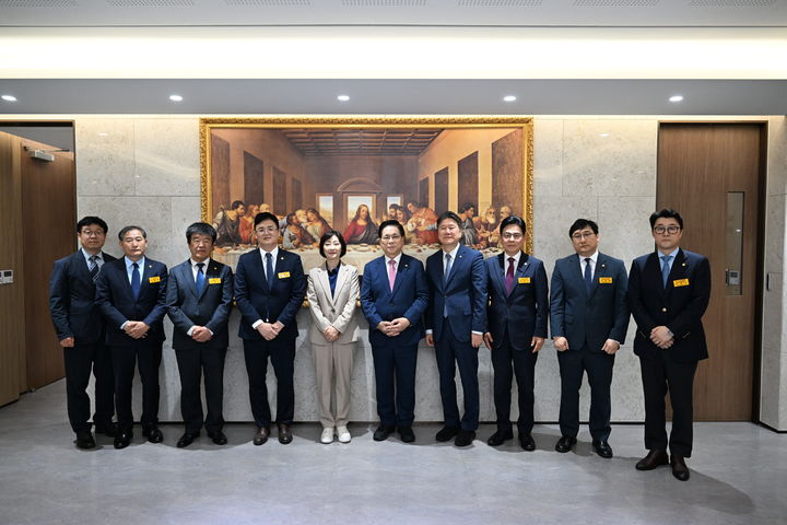[서울=뉴시스] 12일 여의도순복음교회교회 예루살렘성전에서 열린 '정부의 출산장려 정책 소개 세미나'에 초청된 보건복지부 이스란 제1차관*왼쪽에서 다섯 번째)과 이영훈 목사 (외쪽에서 여섯 번째) (사진=여의도순복음교회 제공) 2026,05,12. photo@newsis.com *재판매 및 DB 금지