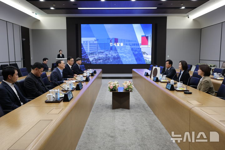 [평택=뉴시스] 진보당 김재연 경기 평택을 국회의원 후보 등이 삼성전자 평택캠퍼스 방문해 임원진과 간담회를 벌이고 있는 모습 (사진=김재연 선거사무실 제공) 2026.05.12. photo@newsis.com 