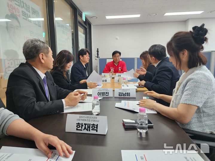 [안양=뉴시스] 김대영 후보가 사회적경제 단체 정책 과제 제안에 대해 청취하고 있다. (사진=선거사무소 제공). 2026.05.12. photo@newsis.com 