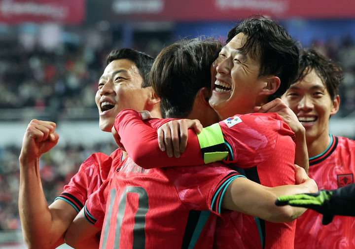 대한민국 축구대표팀 경기에서 이재성과 손흥민