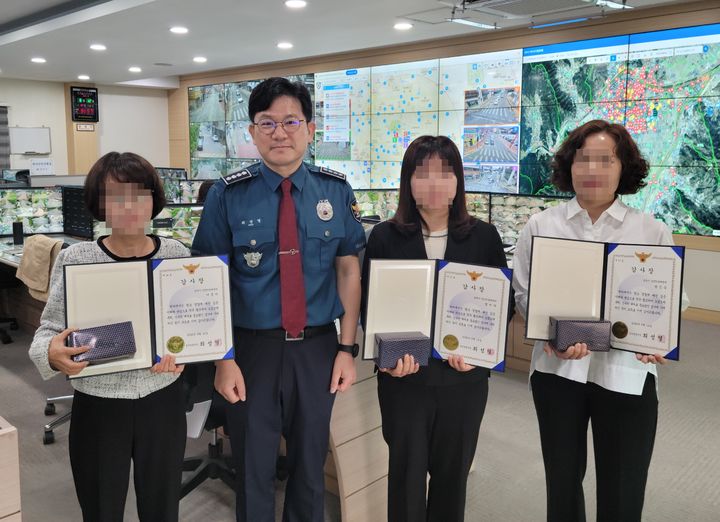 [상주=뉴시스] 관제요원에 감사장 주는 최성열 서장. (사진=상주경찰서 제공) 2026.05.12 photo@newsis.com *재판매 및 DB 금지