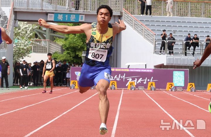 [서울=뉴시스]육상 조엘진, 남자 100m 비공인 기록 10초09. (사진=대한육상연맹제공) 