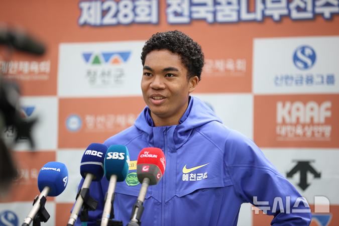 [서울=뉴시스]육상 조엘진, 남자 100m 비공인 기록 10초09. (사진=대한육상연맹 제공)