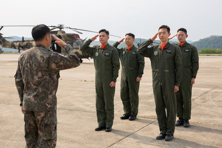 [영천=뉴시스] 정재익 기자 = 12일 경북 영천 육군 제2작전사령부 21항공단 활주로에서 장병들이 수리온(KUH-1) 산불진화헬기에 탑승하기 전 경례하고 있다. (사진=육군 제2작전사령부 제공) 2026.05.12. photo@newsis.com *재판매 및 DB 금지
