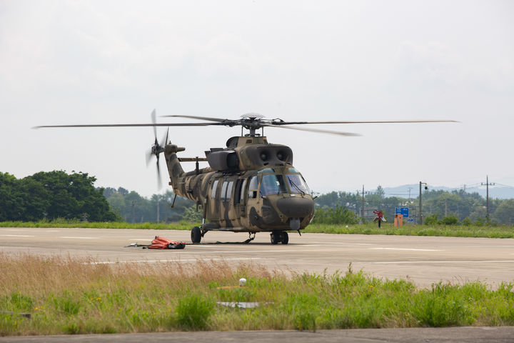 [영천=뉴시스] 정재익 기자 = 12일 경북 영천 육군 제2작전사령부 21항공단 활주로에 정착 중인 수리온(KUH-1) 산불진화헬기. (사진=육군 제2작전사령부 제공) 2026.05.12. photo@newsis.com *재판매 및 DB 금지