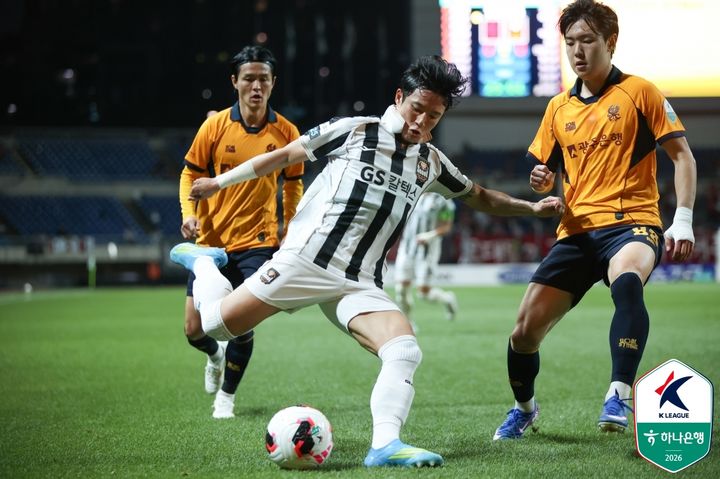 [서울=뉴시스]K리그1 서울 정승원의 경합 모습. (사진=한국프로축구연맹 제공)