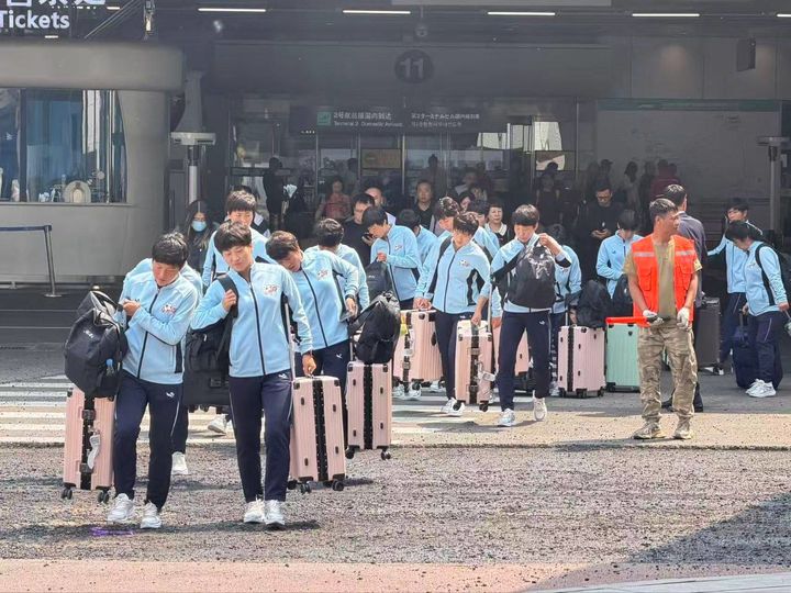 [서울=뉴시스]베이징 도착한 북한 여자축구 내고향축구단. (사진=남북체육교류협회 제공)