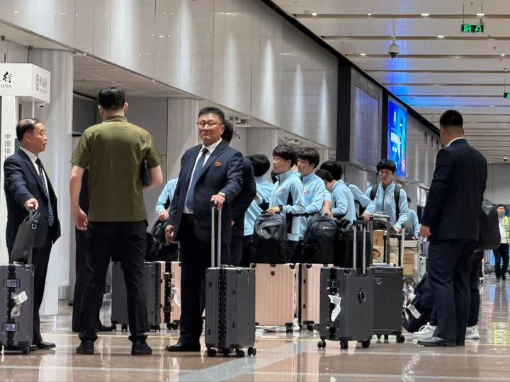 [서울=뉴시스]베이징 도착한 북한 여자축구 내고향축구단. (사진=남북체육교류협회 제공)