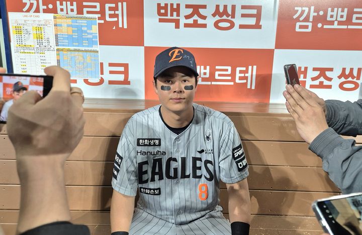 [서울=뉴시스] 문채현 기자 = 프로야구 한화 이글스의 노시환이 12일 서울 고척스카이돔에서 열린 2026 신한 쏠 KBO리그 키움 히어로즈와의 원정 경기에서 승리한 뒤 취재진과 인터뷰를 하고 있다. 2026.05.12. dal@newsis.com *재판매 및 DB 금지