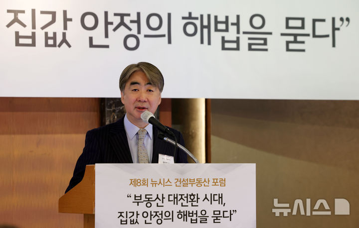 [서울=뉴시스] 홍효식 기자 = 염영남 뉴시스 대표이사 사장이 12일 서울 중구 롯데호텔에서 열린 제8회 뉴시스 건설부동산 포럼 '부동산 대전환 시대, 집값 안정의 해법을 묻다'에서 인사말하고 있다. 2026.05.12. yesphoto@newsis.com