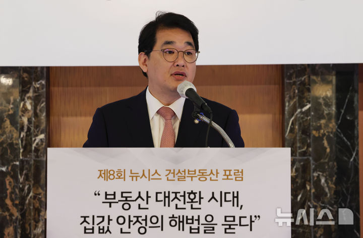 [서울=뉴시스] 홍효식 기자 = 국회 국토교통위원회 소속 배준영 국민의힘 의원이 12일 서울 중구 롯데호텔에서 열린 제8회 뉴시스 건설부동산 포럼 '부동산 대전환 시대, 집값 안정의 해법을 묻다'에서 축사하고 있다. 2026.05.12. yesphoto@newsis.com