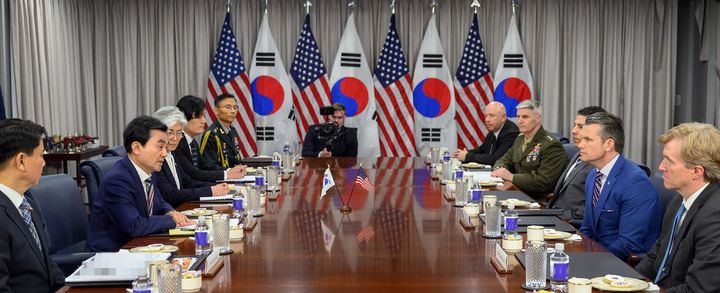 [서울=뉴시스] 안규백 국방부 장관이 11일(현지 시간) 미국 펜타곤에서 피트 헤그세스 미 국방부 장관과 한미 국방장관 회담을 하고 있다. (사진=국방부 제공) 2026.05.12. photo@newsis.com *재판매 및 DB 금지