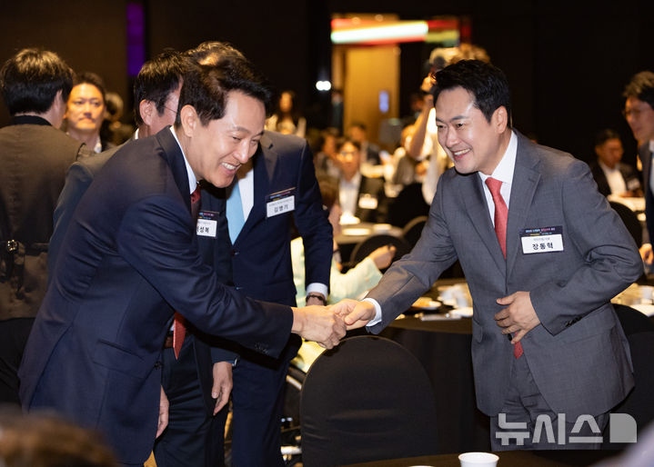 장동혁 국민의힘 대선 후보가 12일 오세훈 서울시장과 악수하는 모습