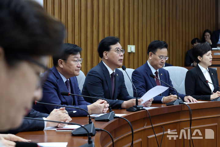 [서울=뉴시스] 고승민 기자 = 송언석 국민의힘 원내대표가 12일 서울 여의도 국회에서 열린 원내대책회의에서 발언하고 있다. 2026.05.12. kkssmm99@newsis.com
