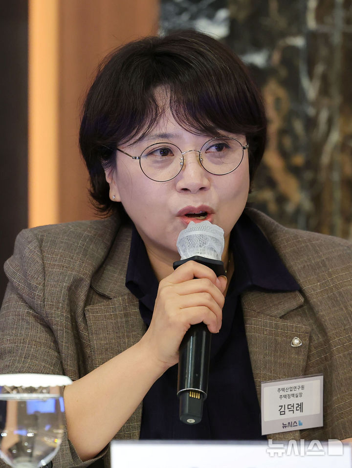 [서울=뉴시스] 홍효식 기자 = 12일 서울 중구 롯데호텔에서 열린 제8회 뉴시스 건설부동산 포럼 '부동산 대전환 시대, 집값 안정의 해법을 묻다'에서 '집값 안정을 위한 주택 공급 정책 제언'을 주제로 한 종합토론 패널인 김덕례 주택산업연구원 주택정책실장이 발언하고 있다. 2026.05.12. yesphoto@newsis.com