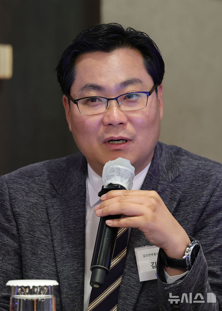 [서울=뉴시스] 홍효식 기자 = 12일 서울 중구 롯데호텔에서 열린 제8회 뉴시스 건설부동산 포럼 '부동산 대전환 시대, 집값 안정의 해법을 묻다'에서 '집값 안정을 위한 주택 공급 정책 제언'을 주제로 한 종합토론 패널인 김인만 김인만부동산경제연구소 소장이 발언하고 있다. 2026.05.12. yesphoto@newsis.com
