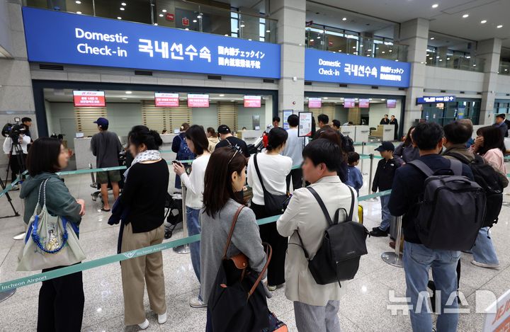 [인천공항=뉴시스] 전신 기자 = 지난 12일 오전 인천공항 제1여객터미널에서 승객들이 탑승수속을 위해 대기하고 있다. 2026.05.12. photo1006@newsis.com