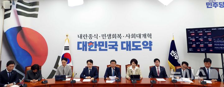 [서울=뉴시스] 조성봉 기자 = 한병도 더불어민주당 원내대표가 12일 오전 서울 여의도 국회에서 열린 원내대책회의에서 발언을 하고 있다. 2026.05.12. suncho21@newsis.com